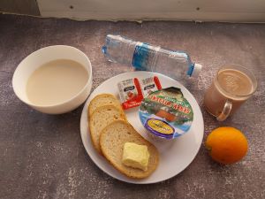 Dieta podstawowa  Płatki pszenne na mleku/p Chleb mieszany pszenno-żytni Masło extra 82% Dżem  Serek wiejski ziarnisty  Kakao/p z/c  Mandarynka  Woda mineralna 